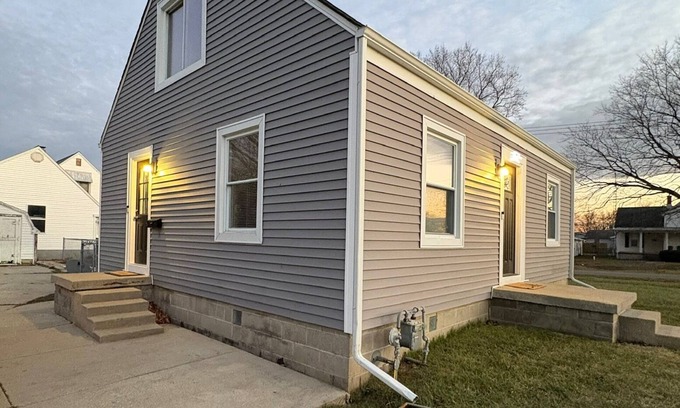 Mattoon House | Greenwave Cottage-Fully furnished 3 Bedroom home on the west edge of Mattoon