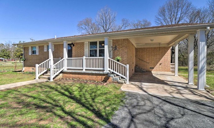 Higden House | Greers Ferry Home with Yard, Less Than 1 Mi to Marina!