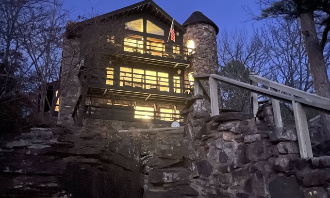 Drasco House | Greers Ferry - RIGHT ON THE LAKE! Sleeps 14 + Character abounds + Stellar views.