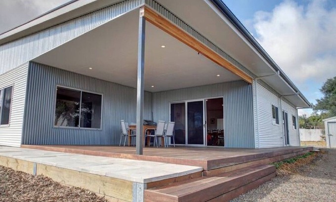 Lake Wangary House | Grey on the Bay is a fantastic Esplanade property - space, location, comfort.