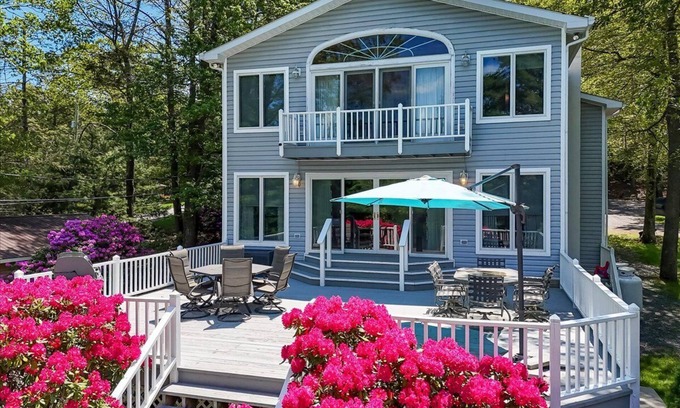 White Mills House | Griffin Lakefront on Lake Wallenpaupack with Private Dock, AC - sleeps 10