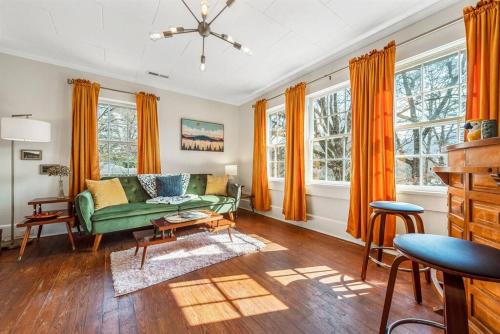 Fort Payne Apartment | Groovy Getaway Loft, Fast Wi-Fi, Downtown