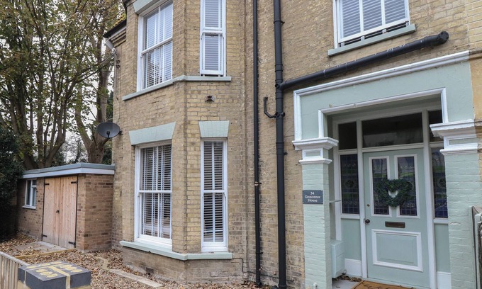 Lowestoft Cottage | GROSVENOR HOUSE, pet friendly, character holiday cottage in Lowestoft