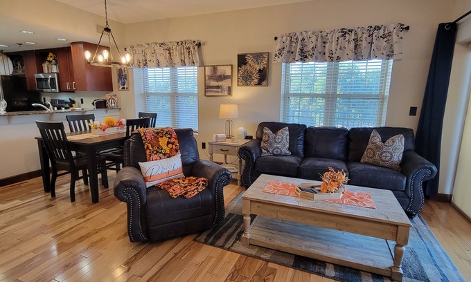 Pigeon Forge Condo | Ground level with Mountain View, Pool, Hot Tub, King Beds, & 1 Mile from Parkway