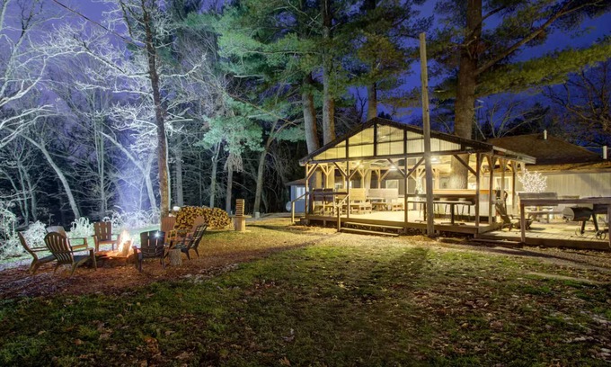 Wisconsin Dells Cabin | Group Getaway-4 Cabins @ Sandstone Rustic Retreat