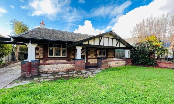 Westbourne Park Apartment | Group house with views of the salt pool and spa