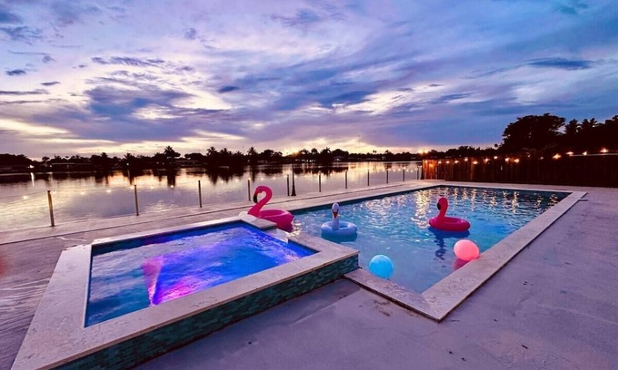Highland Lakes House | [Guest Favourite] Miami Lakefront Paradise! 5 Beds, Heated Pool