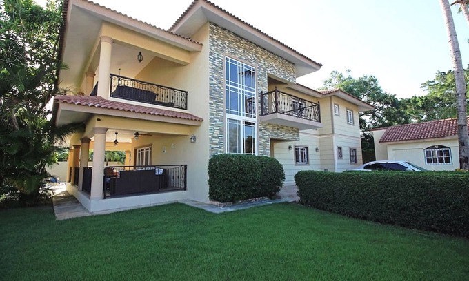 El Batey House | Guest-friendly 8BD villa in central Sosua, with pool, cable TV, fast internet!