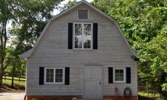 Mill Spring Apartment | Guest House/Barn Apartment near Tryon International Equestrian Center.