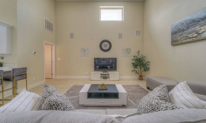 Estates at Canyon Crest House | Guest House on Quiet Cul-De-Sac