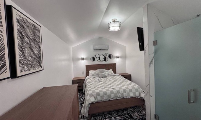Hallandale Beach Cabin | Guest House Room in pleasant Hallandale Beach with AC, WiFi and Private Entrance