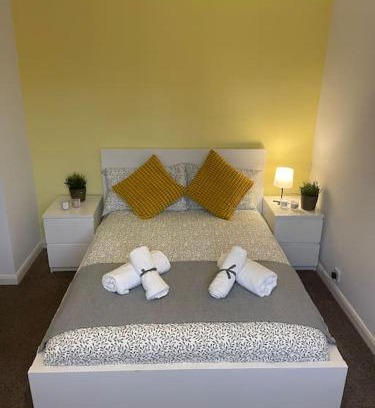 Netley Apartment | Guest House with garden and 2x parking space