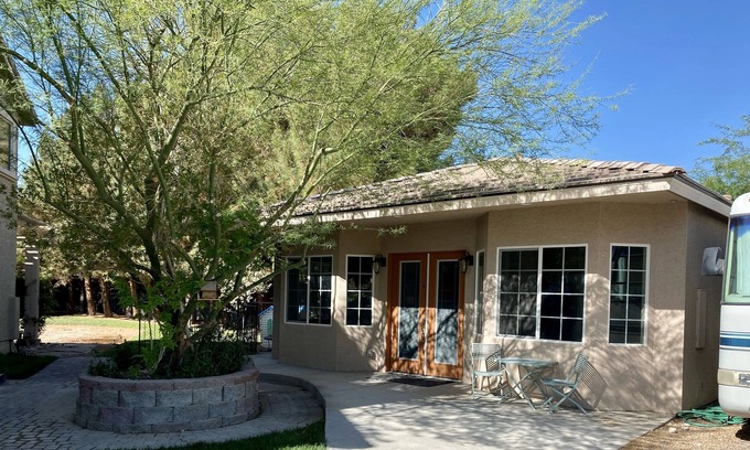 Centennial Hills House | Guest house with small yard