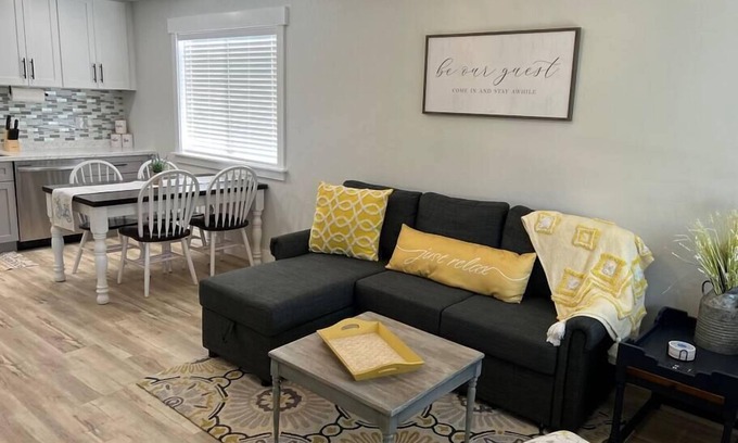 Idaho Falls Apartment | Guest Suites - 1998 #3 Cheerful 1 bedroom 1 bath Suite