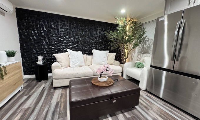 Colton House | Guesthouse— Private jacuzzi— Perfect Getaway