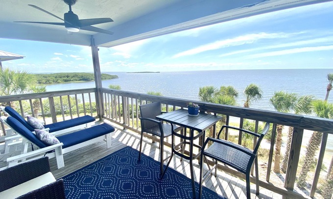 Cedar Key Condo | GULF-FRONT, TOP FLOOR, 2 BED, 2 BATH CONDO. POOL, BOAT PARKING, GREAT LOCATION!