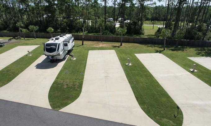 Oak RV Rental | Gulf Shores, AL RV Lot at Whispering Pines RV Resort West