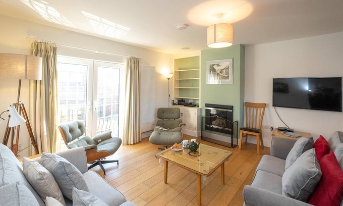 Aldeburgh Cottage | Gun Lodge - sleeps 6 guests in 3 bedrooms