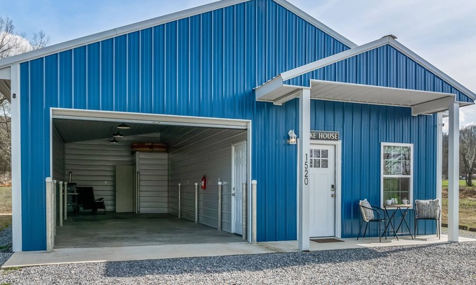 Groveoak House | Guntersville Lake House with 32' Boat Garage, No-Stairs Entrance, Wi-Fi