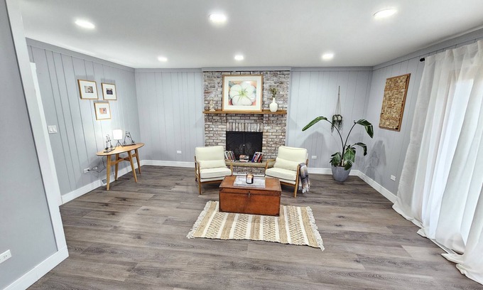 Gurnee House | Gurnee Getaway: Modern Oasis Near Six Flags & Naval Base!