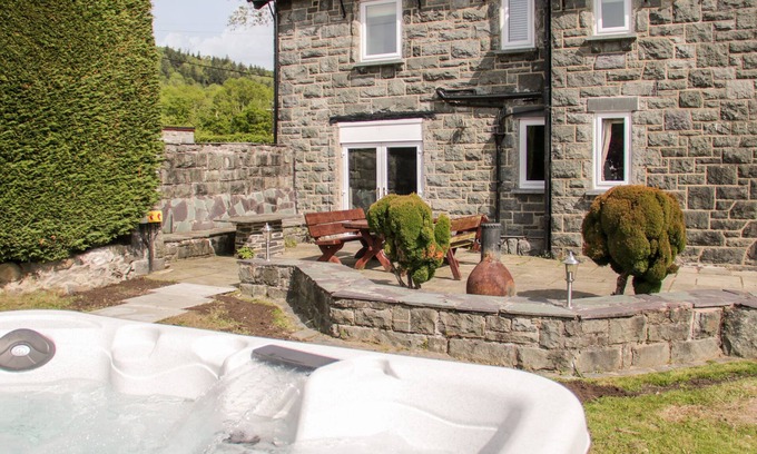 Henryd Cottage | Gwern Borter Manor