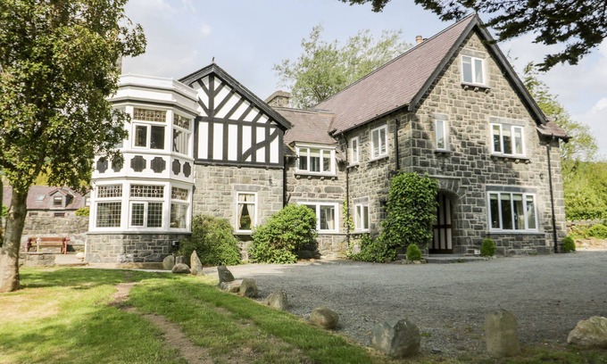 Henryd Cottage | GWERN BORTER MANOR, pet friendly, character holiday cottage in Conwy