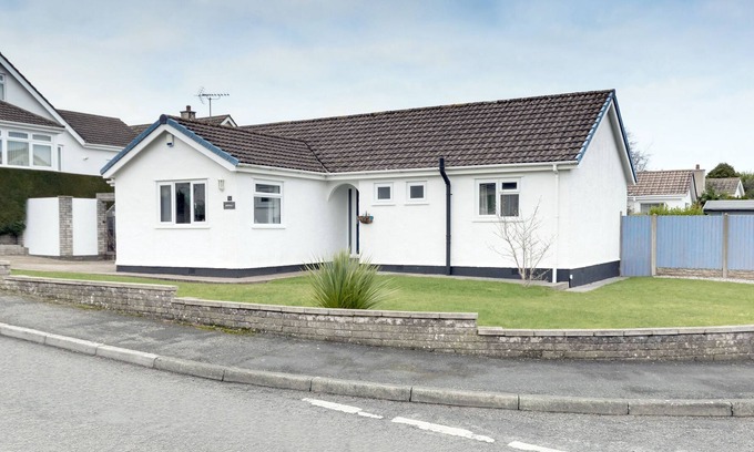 Tyn-y-Gongl Cabin | GWERSYLLT, pet friendly, country holiday cottage in Benllech