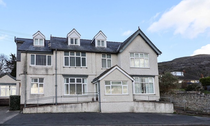 Dyserth Cottage | GWYNANT, family friendly, with a garden in Dyserth