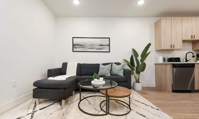 East Liberty Apartment | GYM+HULU+PARKING Near Universities|UPMC|Shopping