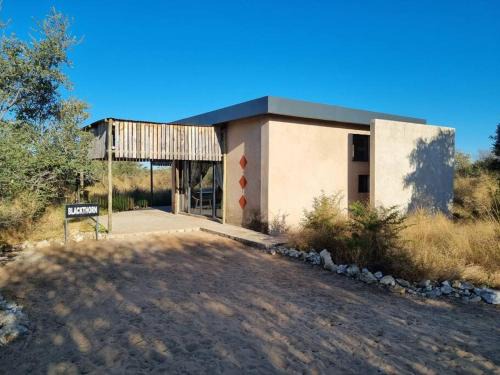 Ghanzi Ski Chalet | Hackberry House Black Thorn Cottage, Off Grid