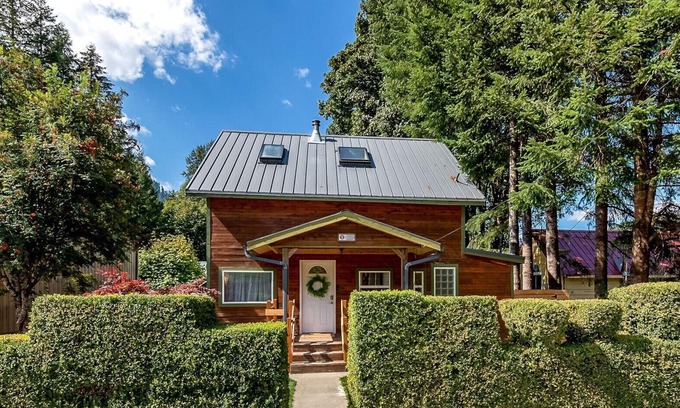 Skykomish House | Hadley's Hideaway -Cottage w/hot tub, fenced yard close to hikes & Stevens Pass ski hill