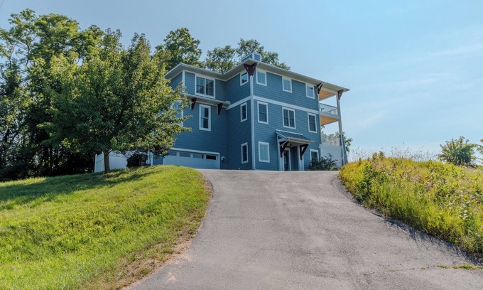 Ludington House | Hadrian's Bluff: A 4 bedroom family friendly home overlooking Lake Michigan