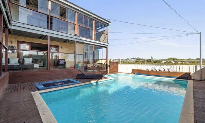 Halls Head House | Halls Head Hideaway with Pool – Near Beach & Town