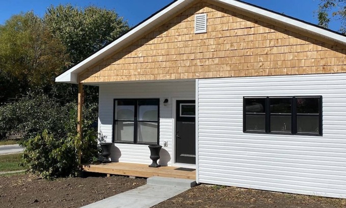 Hamilton House | Hamilton Getaway -Entire House in DT Hamilton