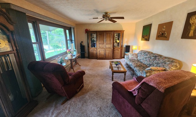 Uniontown House | Hamilton's Hideaway, 3 Bdrm, Amazing 70s Retro Home, 15 mins to NFL Hall Of Fame