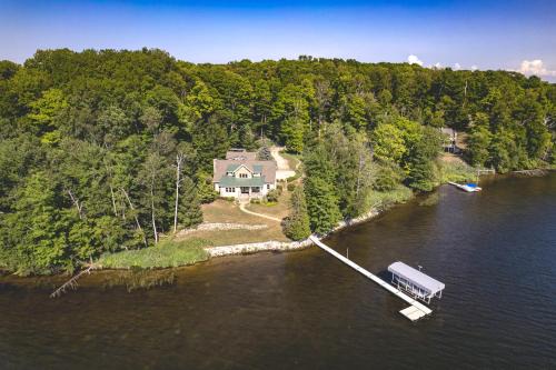 Free Soil House | Hamlin Lake Retreat Spacious Stay for Groups!