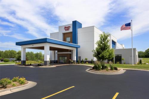 Quad Cities Hotel | Hampton Inn & Suites Moline-Quad City Int'l Aprt