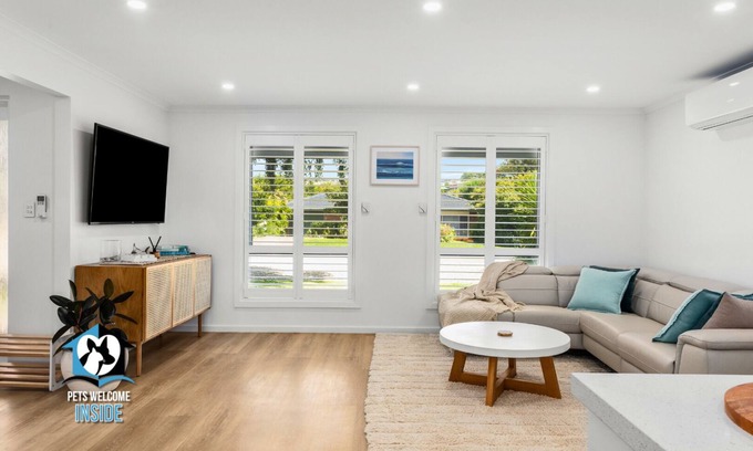 Encounter Bay House | Hampton's Style Holiday Retreat - close to the beach!