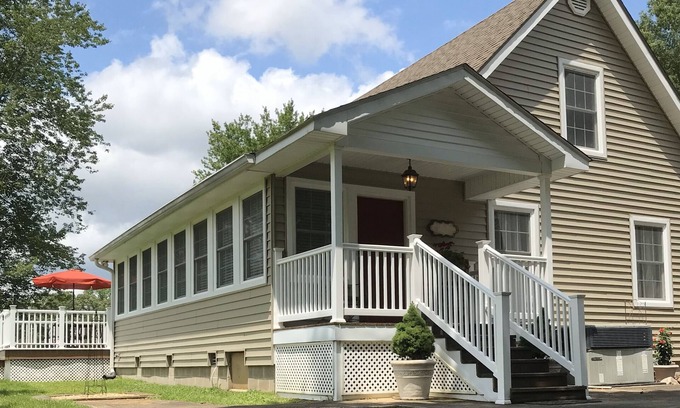 Paris House | Hannah’s Haven-Spacious & family-friendly Guesthouse & deck with high-speed wifi