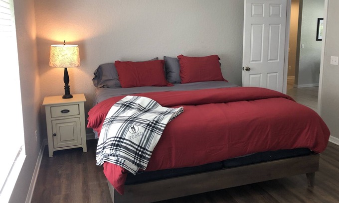 Fellowship House | Happy Days Cottage 5.6 miles to WEC