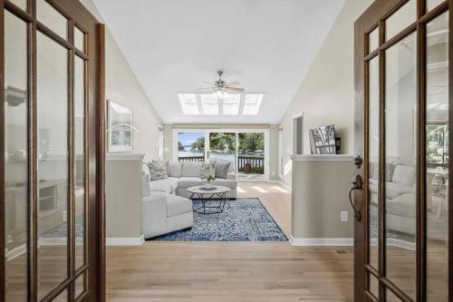 Mayhew House | Happy Place by AvantStay Firepit Ranch-Style