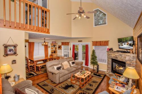 Pigeon Forge House | Happy Trails, Resort Pool, FREE Attraction tickets for each paid day, Hot Tub, WIFI!