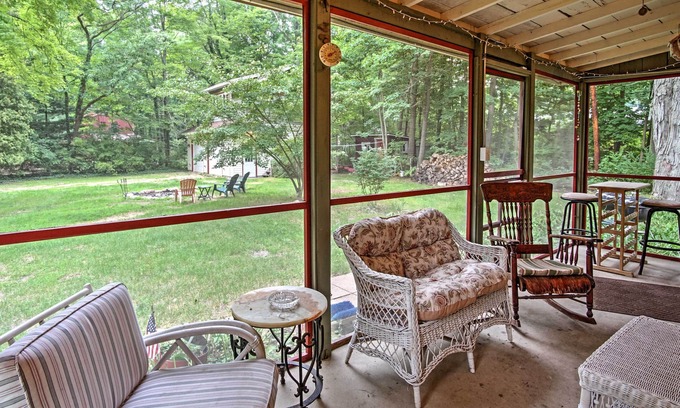 Harbert Cottage | Harbert Cottage w/Fire Pit: Half Mile to Beach!