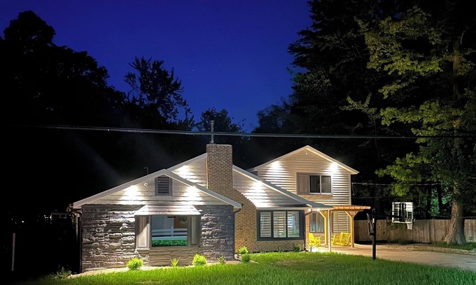 Harbert House | Harbert renovated house Private heated pool spa deck grill fire pit 2026 open!