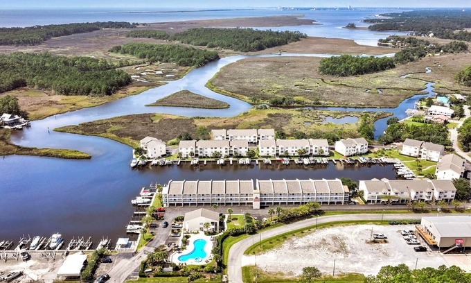 Ocean Springs Condo | Harbor Landing in Ocean Springs. Waterfront. Pool and Boat Slip!