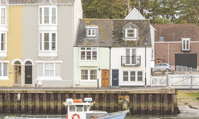 Weymouth Cottage | Harbour's Edge - Beautiful cottage located directly on Weymouth's harbourside.