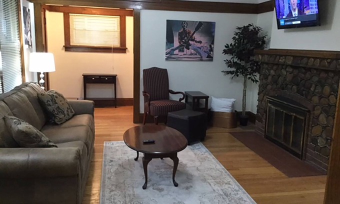 Racine House | Hard Rock! Professionally Cleaned, Self Check In - Sleeps 15