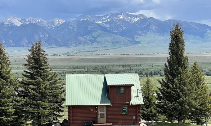 Shining Mountains Cabin | Harris Hideaway in the Gravelly Foothills