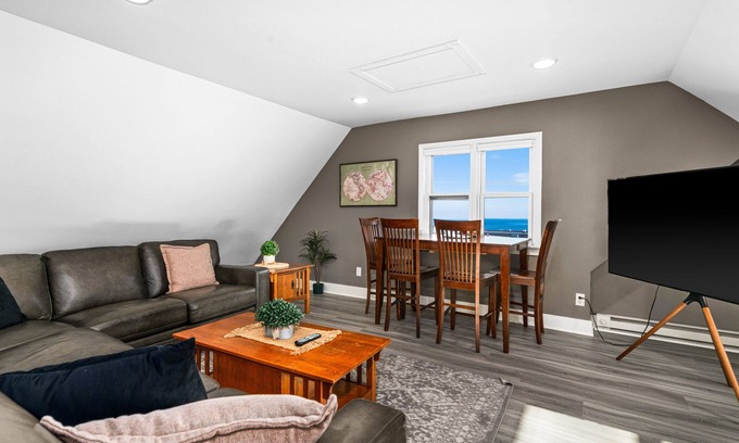 East Hillside Apartment | Harris House | Suite 5 | On Medical Campus