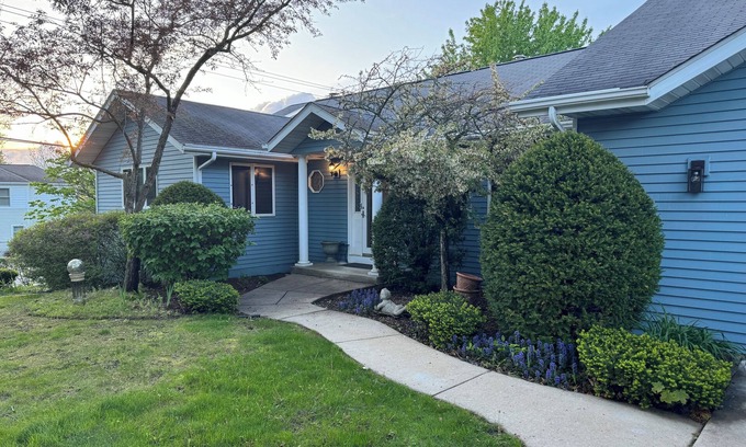 Twin Lakes House | Harry's Hotrod Hideaway - Charming 3-bedroom house with Hot Tub and Lake access